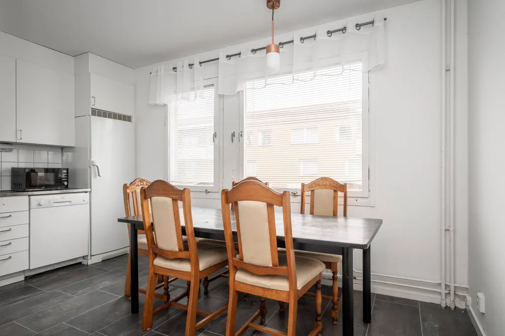 Salle à manger - Bright 2nd Floor Flat with Balcony on Granövägen