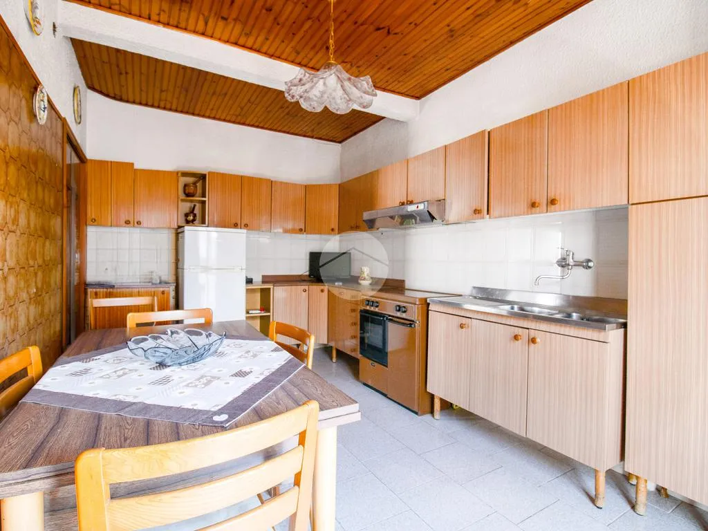 Cuisine - Spacious 4-Room Apartment with Garage in Atri