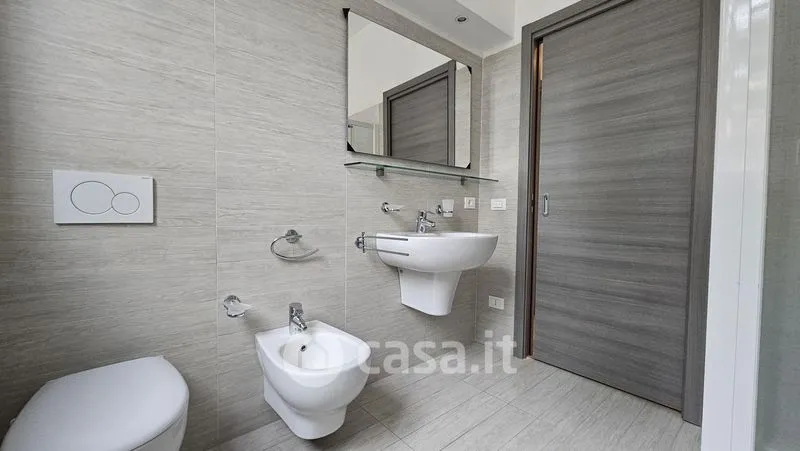 Vannitoad - Trilocale with River View in Verona