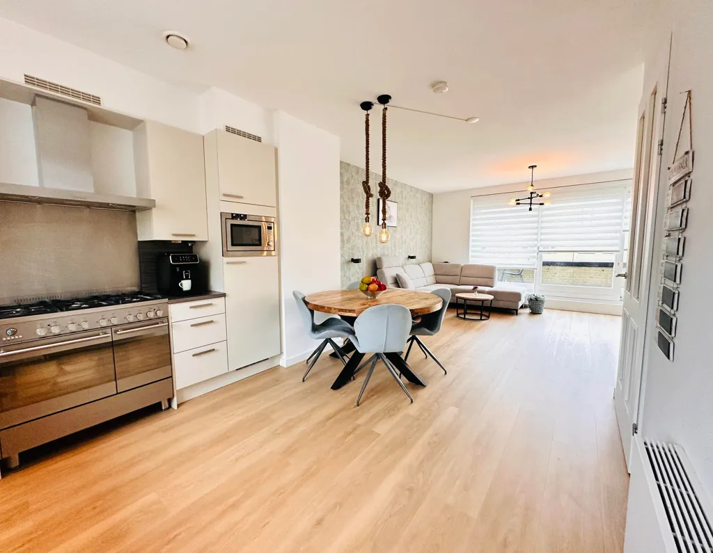 Köök - Modern 3-Room Apartment with City View in Rotterdam