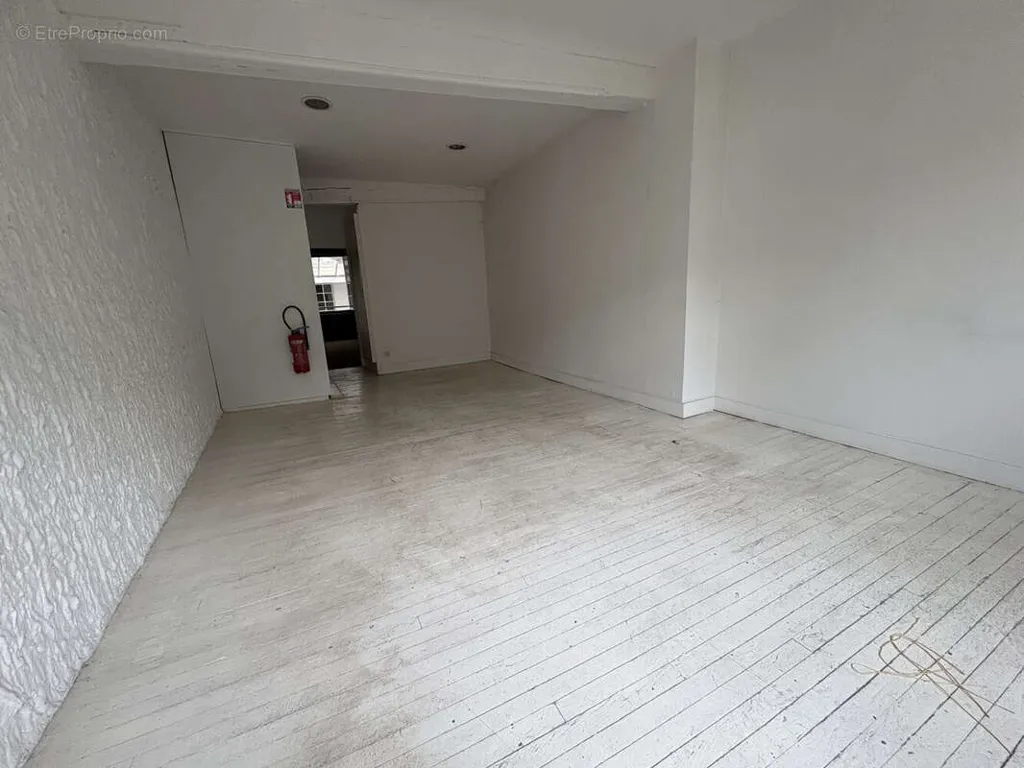 Rooms - Historic Commercial Building in Troyes Centre