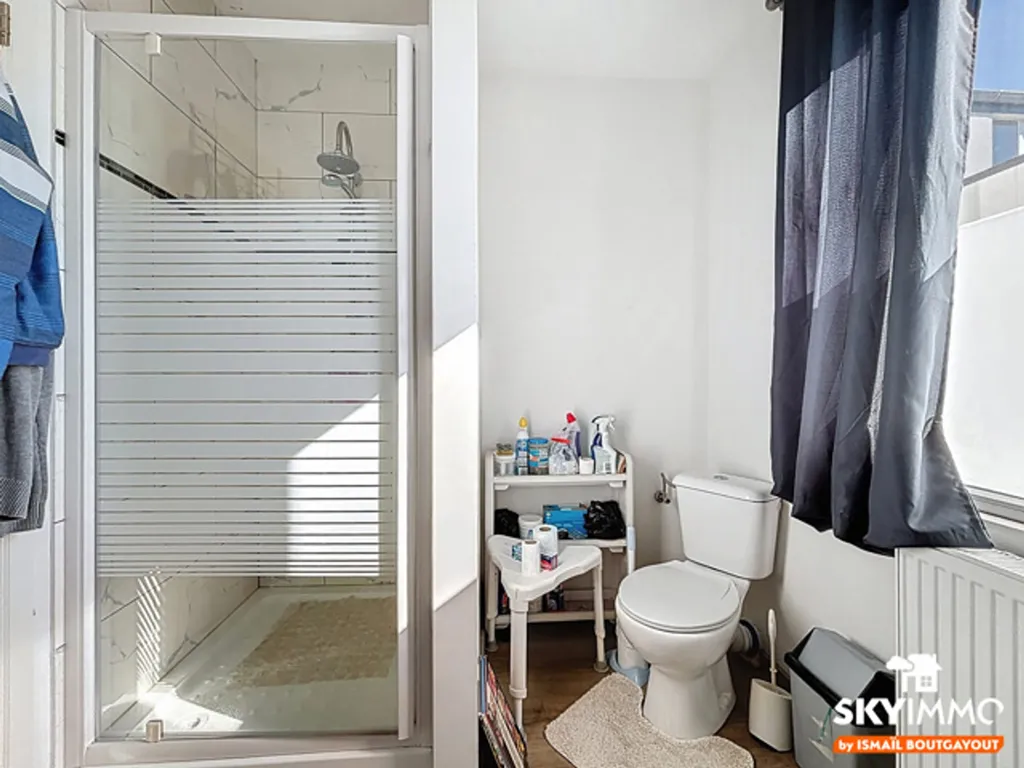 Bathrooms - Spacious Apartment with Terrace in Seraing
