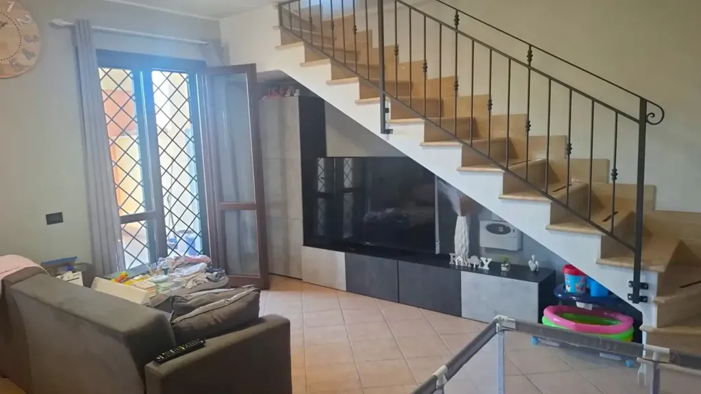 Soggiorno - Casa indipendente con giardino a Pomezia