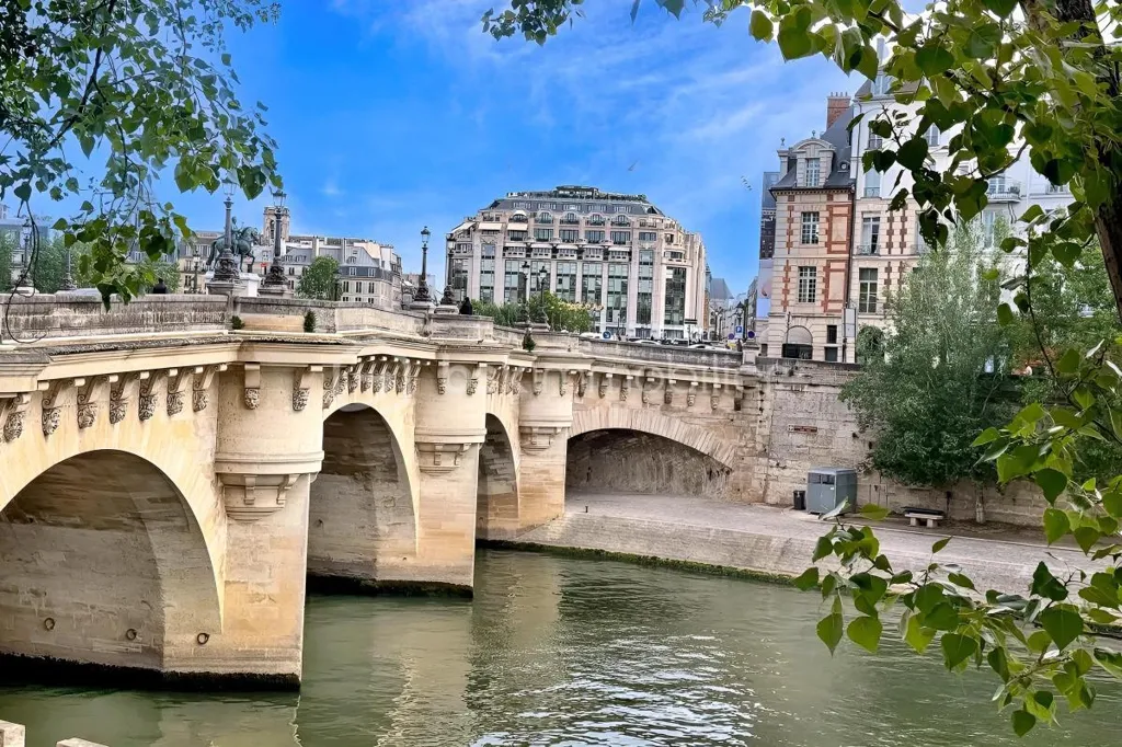 Appartement Luxe avec Triple Exposition à Paris