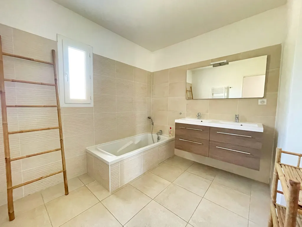 Salles de bain - Villa Contemporaine avec Piscine au Calme