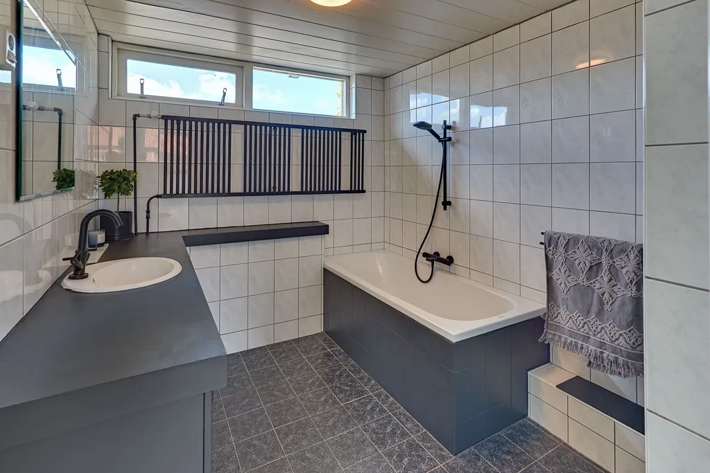 Salles de bain - End-Terrace House with Multifunctional Annex in Tweelingstad