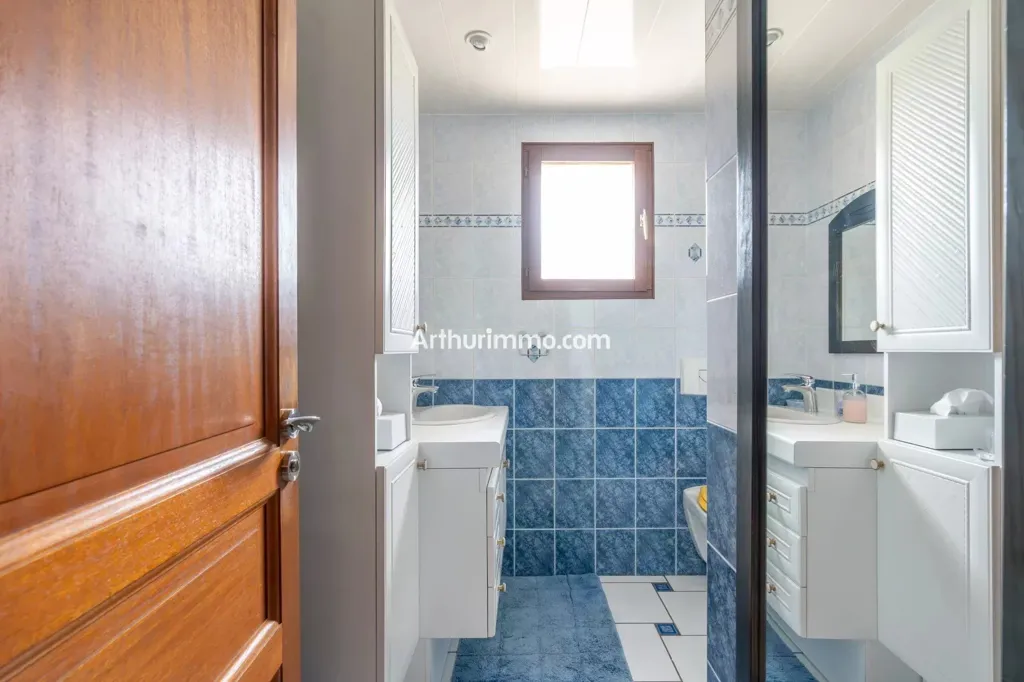 Bathrooms - 8-Piece House with Pool Potential near Santeny