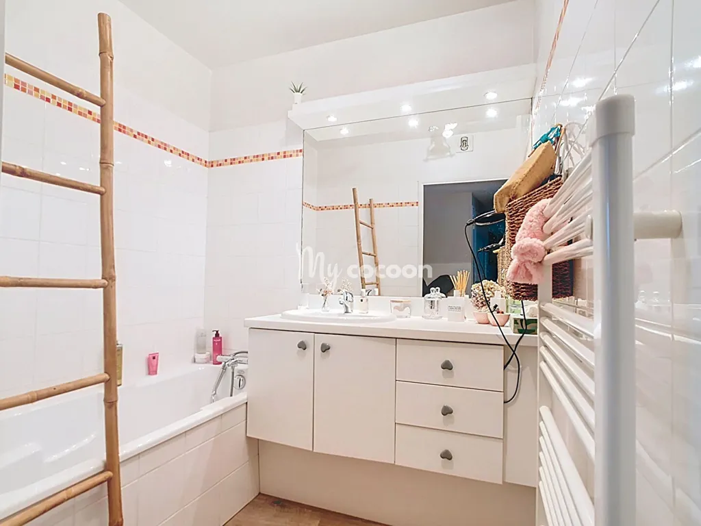 Bathrooms - Apartment with Balcony and Pool in Lyon 5