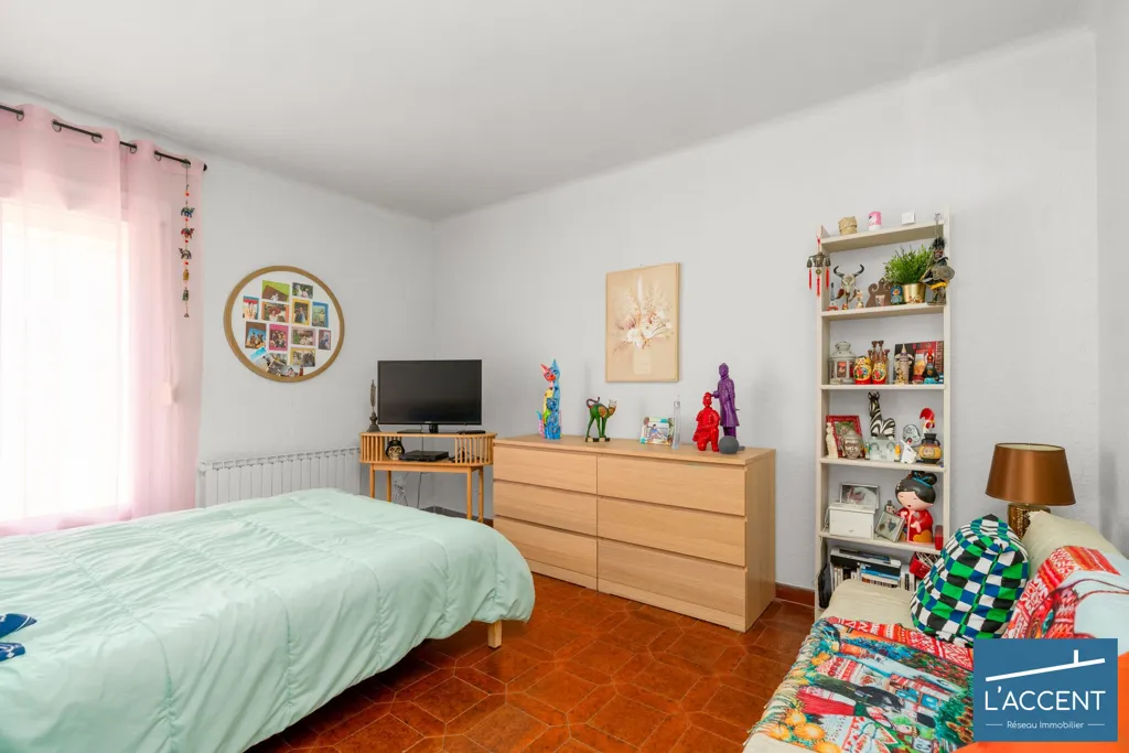 Chambres - Appartement avec Terrasse et Garage à Uchaud