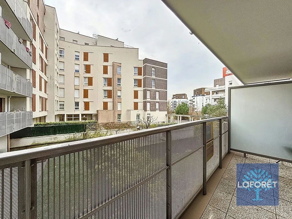 Rõdu - Modernised 3-Bed Flat with Balcony in Cergy