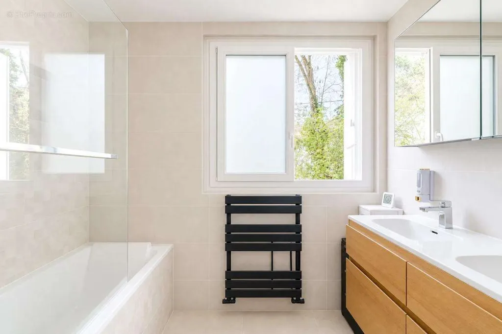 Vannitoad - Bright 4-Bed Flat with Parking in Montmorency