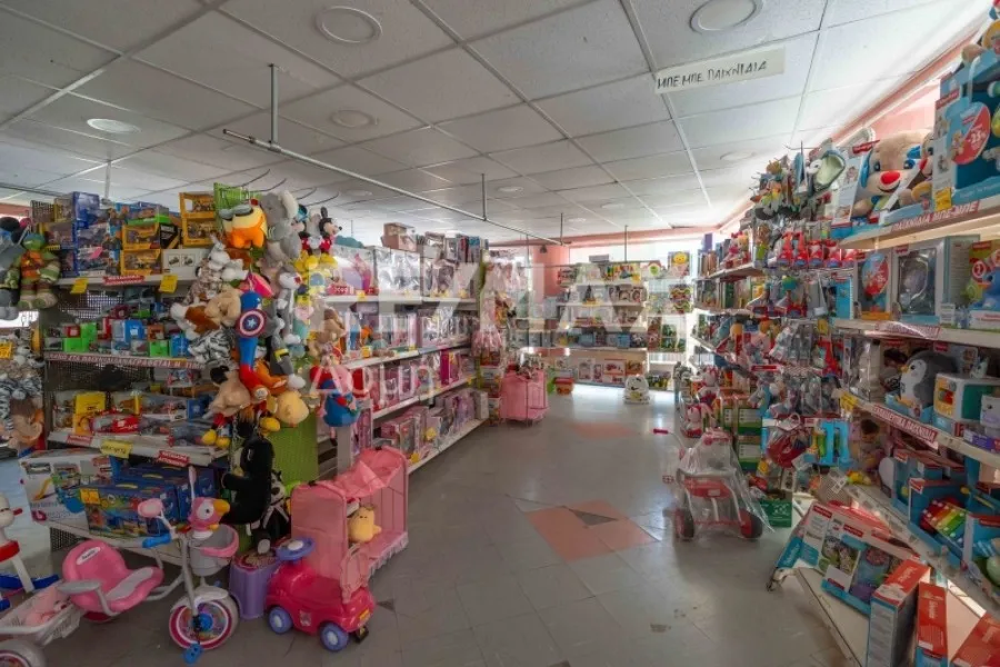 Pièces - Corner Shop with Excellent Exposure in Volos