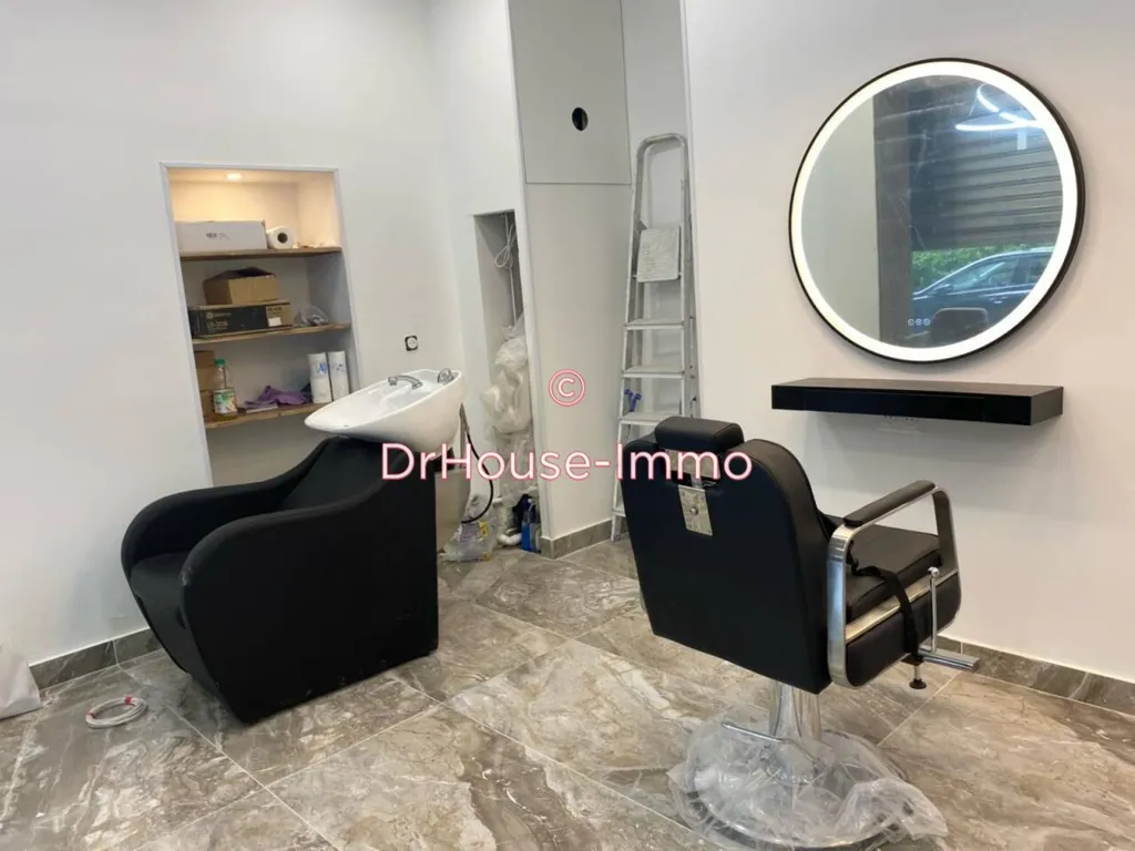 Salles de bain - Salon de Coiffure avec Vitrine sur Boulevard à Paris
