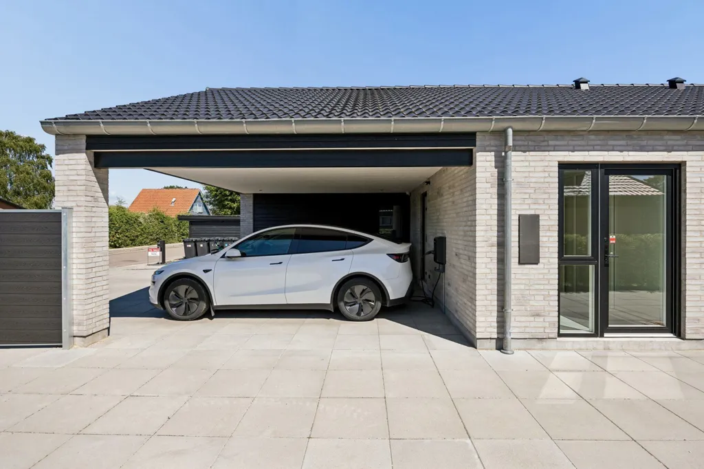 Garaaž - Contemporary Villa with Garden in Kastrup