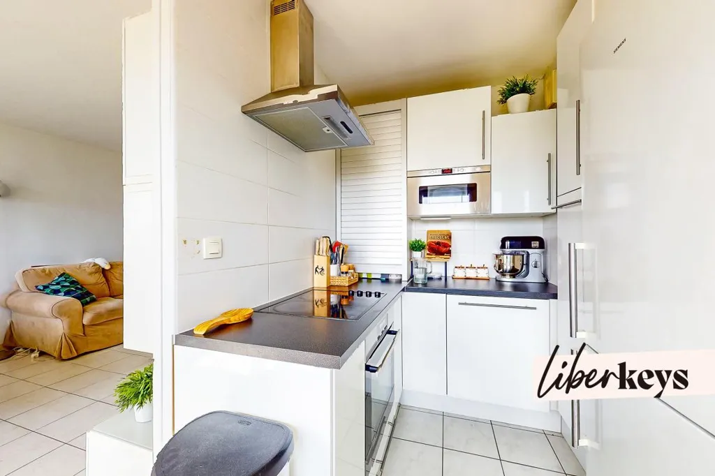 Cucina - Spacious 5-Bedroom Flat with Balcony in Bondy