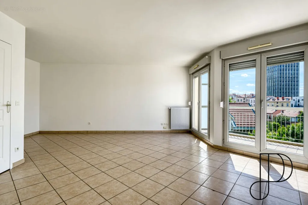 Pièces - Appartement T3 avec Terrasse à Monplaisir
