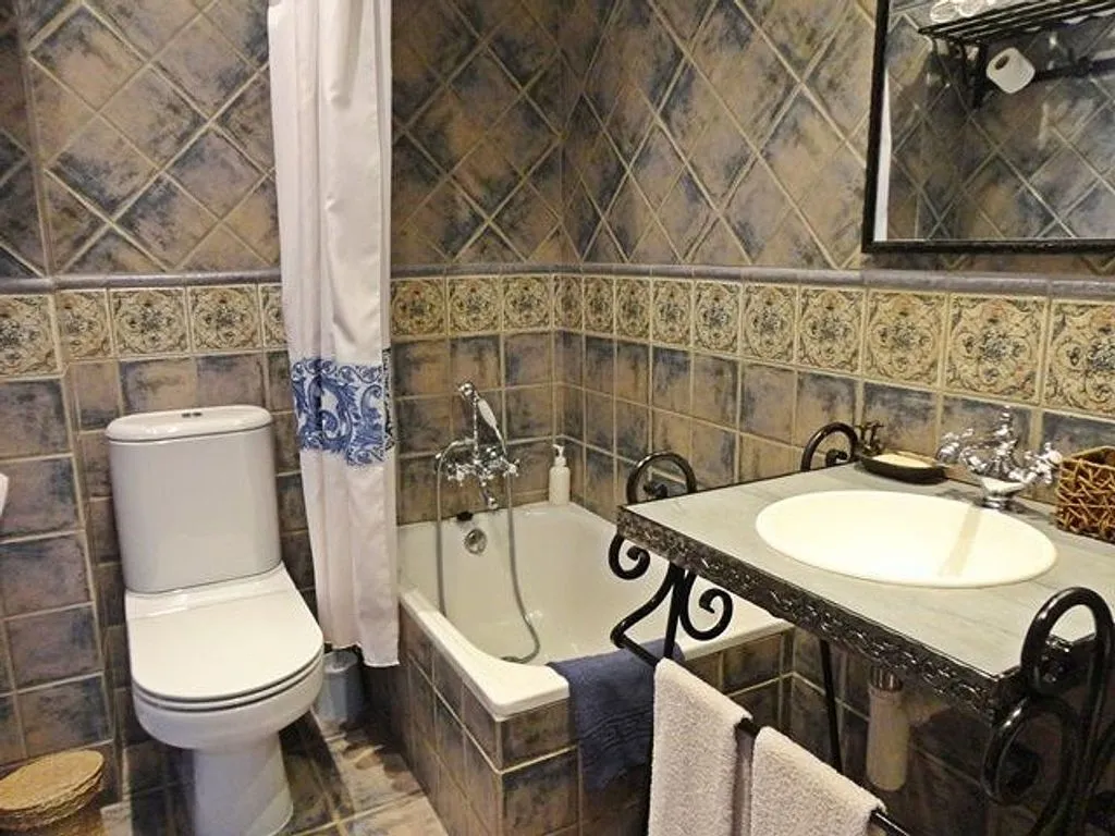 Salles de bain - Adosado with Rustic Decor in Riocavado de la Sierra