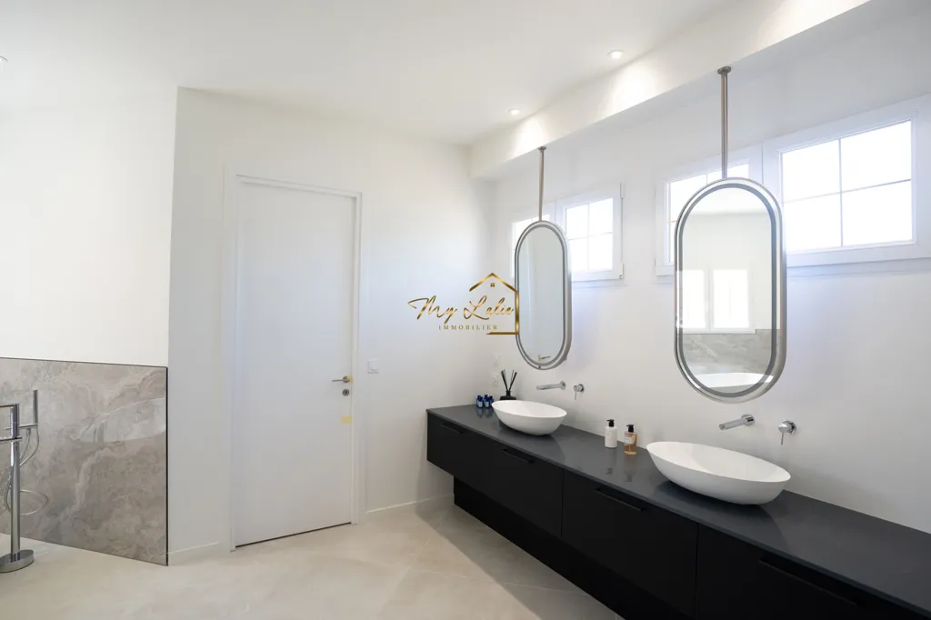 Salles de bain - Villa Contemporaine avec Piscine Intérieure à Environnement Préservé