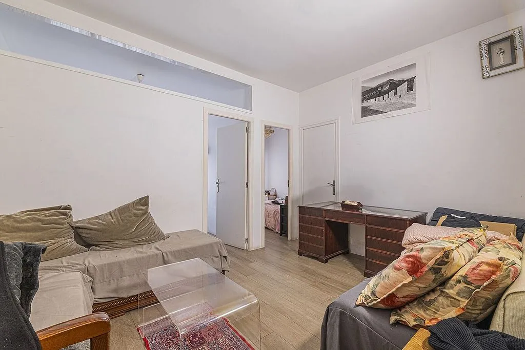 Elutuba - Apartment with Potential in Sant Antoni, Barcelona