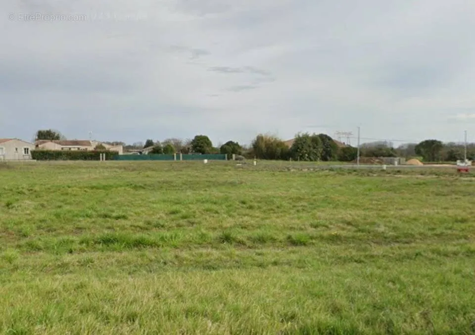 Aed - Buildable Plot with Garden in Les Gonds