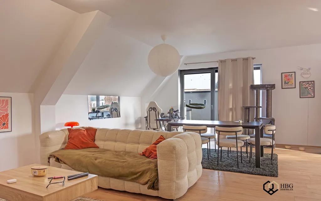 Living Room - Renovated 3-Bed Flat with Terrace in Hatten