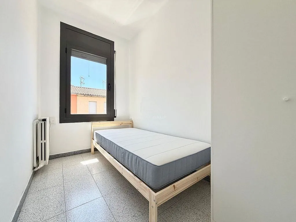 Magamistoad - Semi-detached House with Pool in Manlleu