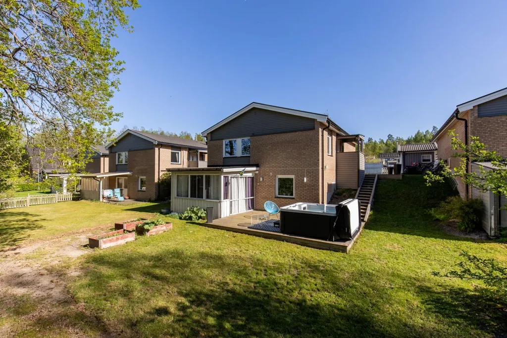 Aed - Two-Storey Villa with Garden in Hovsta