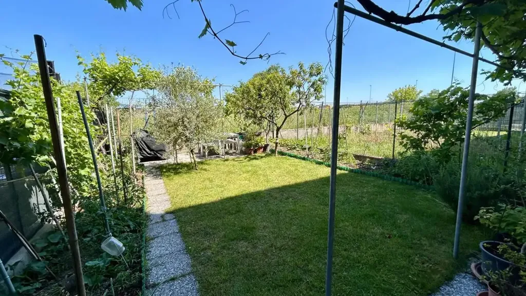 Jardin - Rustic Villa with Solar Panels in Garlasco