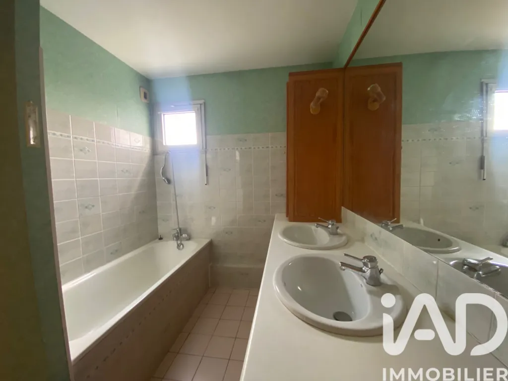 Salles de bain - Appartement avec Garage à Cachan, Proche Transports