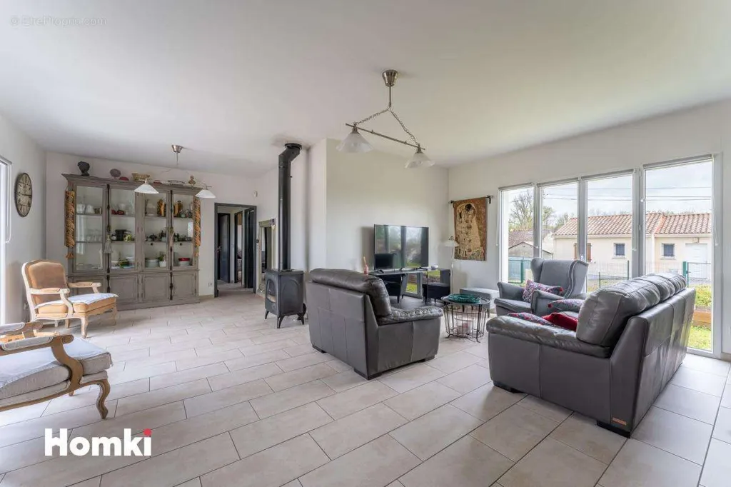 Living Room - Contemporary Villa with Garden in Vayres