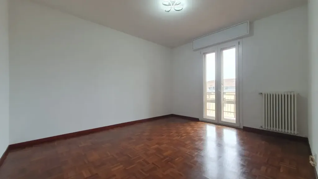 Pièces - Rustic-Style Apartment with Balcony in Mirandola