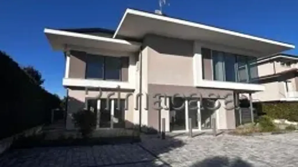 Extérieur - New Four-Bedroom Apartment with Parking in Prevalle