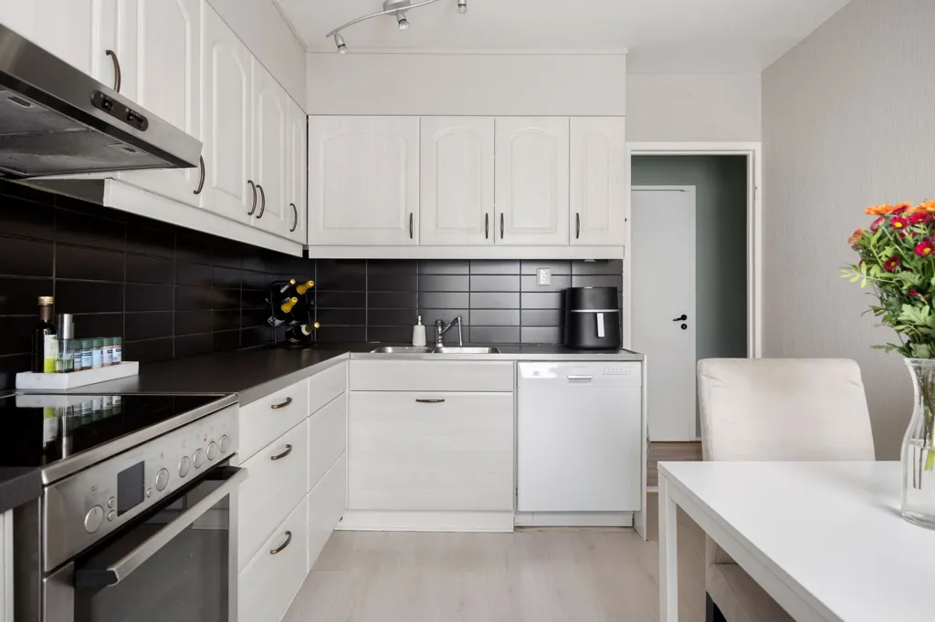 Cucina - Renovated Flat with Glazed Balcony in Solbacken
