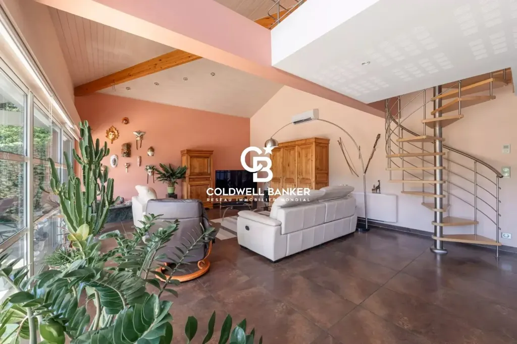 Living Room - Villa with Pool in Lakeside Setting