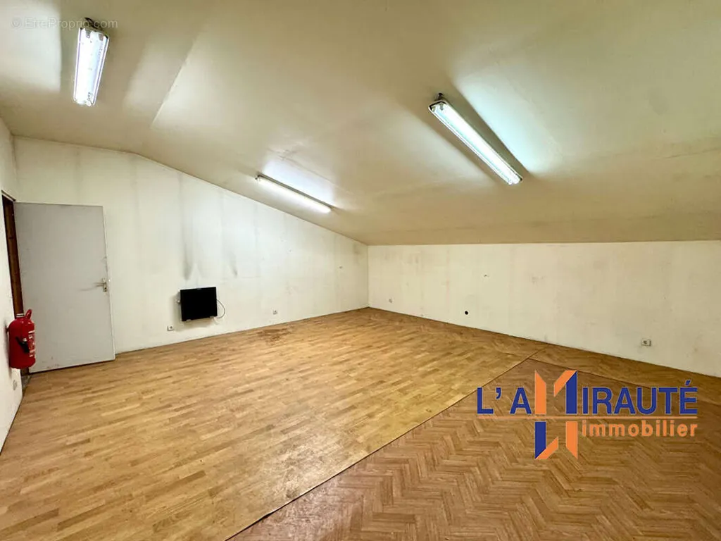 Pièces - Local Commercial avec Jardin à Houilles