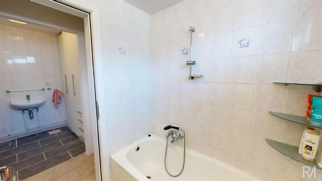 Salles de bain - Maison Semi-Détachée avec Terrasse à Saint-Nicolas