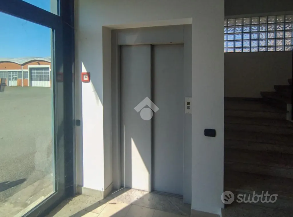 Entrée - Office Space with Double Aspect in Piacenza