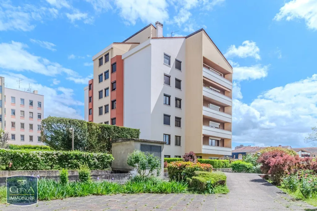 Aed - Fully Renovated Flat with Parking in Roanne Centre