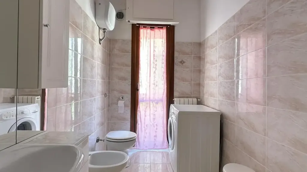 Salles de bain - Three-Level Apartment with Balcony in Vasto