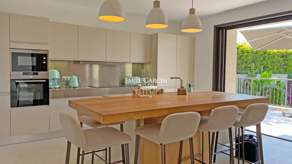 Cuisine - Maison Contemporaine avec Vue Mer à Cannes