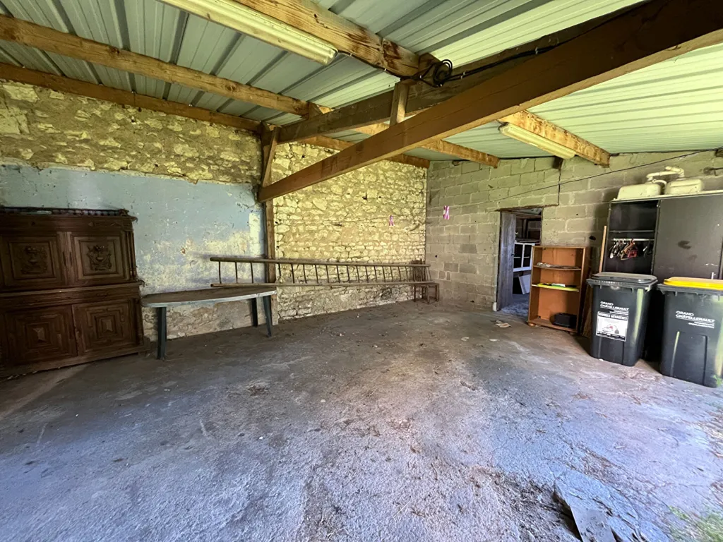 Garage - Maison avec jardin et dépendances à Ingrandes
