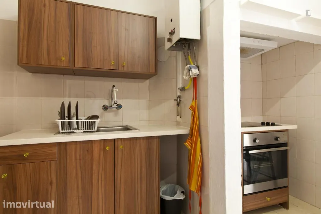Kitchen - Private Room in Arroios, Lisbon