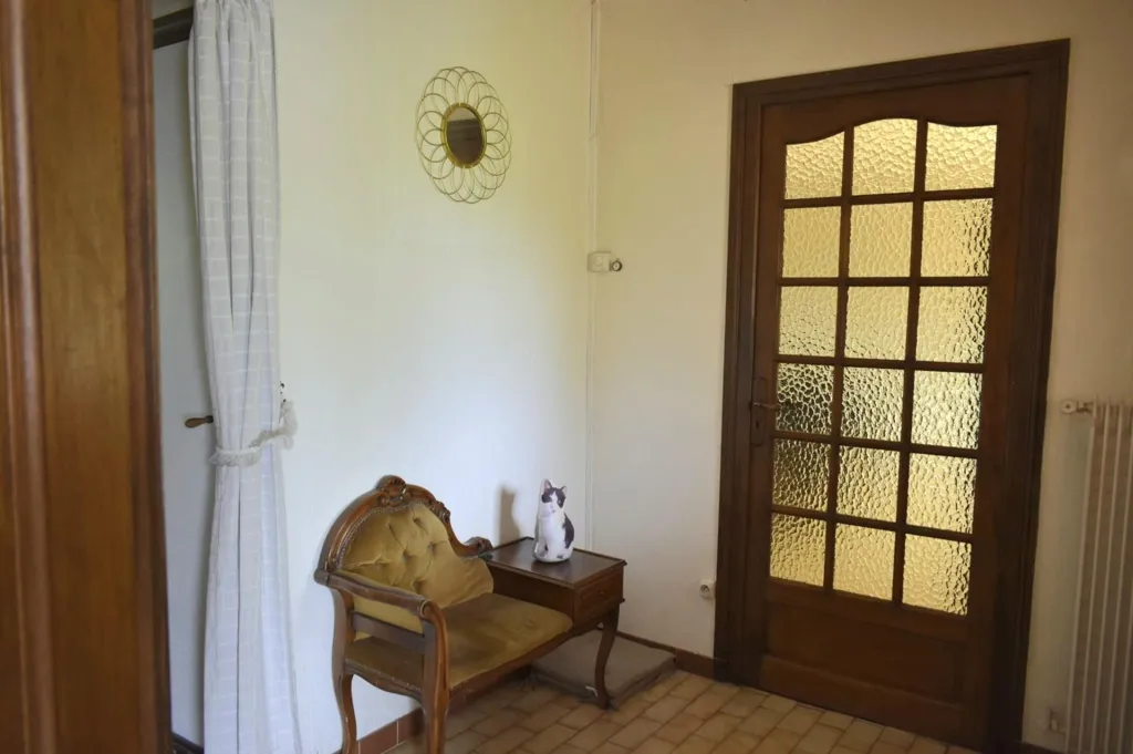 Entrée - Maison avec Jardin dans un Village Calme à Sigy-le-Châtel