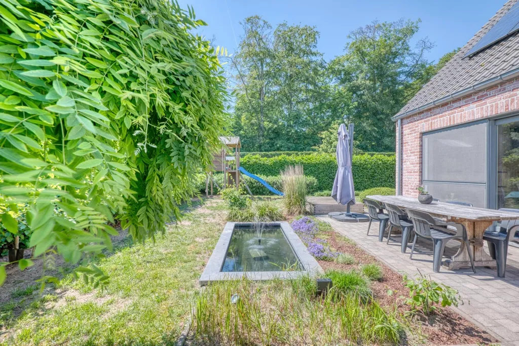 Aed - Semi-Open House with Garden near Centre