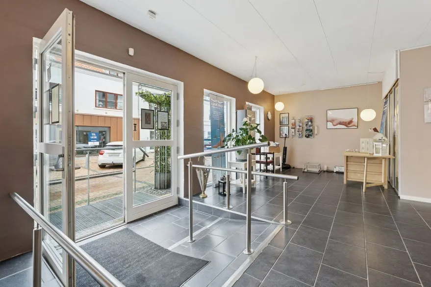 Entrée - Mixed-Use Property with Central Location in Juelsminde