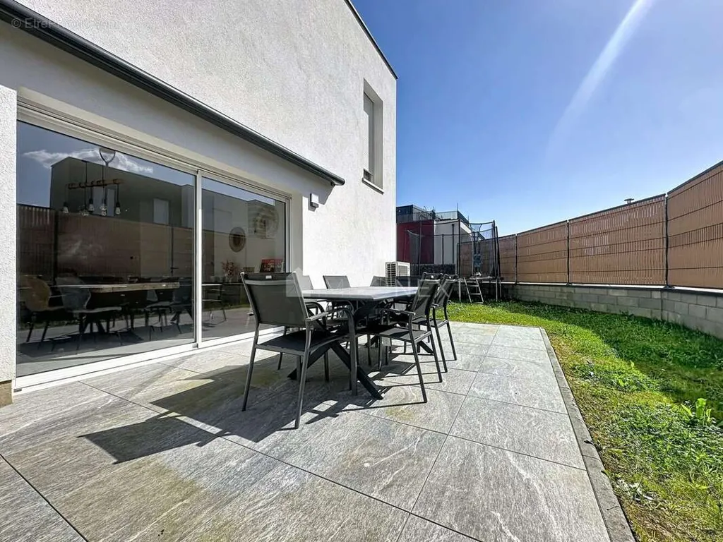 Terrasse - Maison Contemporaine avec Terrasse à Entrange