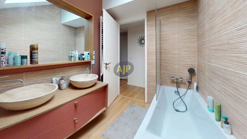 Bathrooms - Spacious House with South-Facing Garden in Mérignac