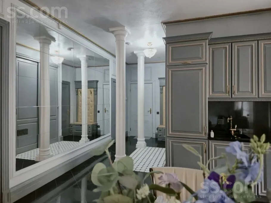 Vannitoad - 4-Bedroom Apartment with Balcony in Riga Centre