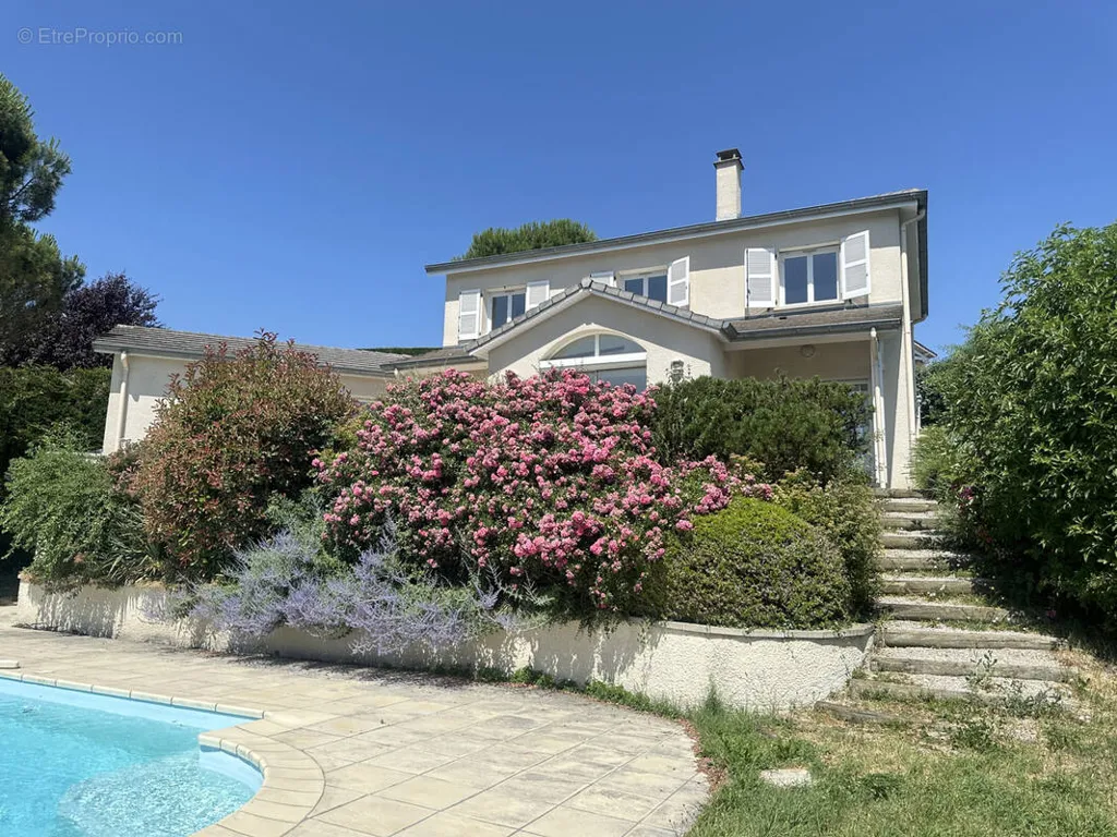 Piscina - House with Golf View and Pool near Saint-Etienne