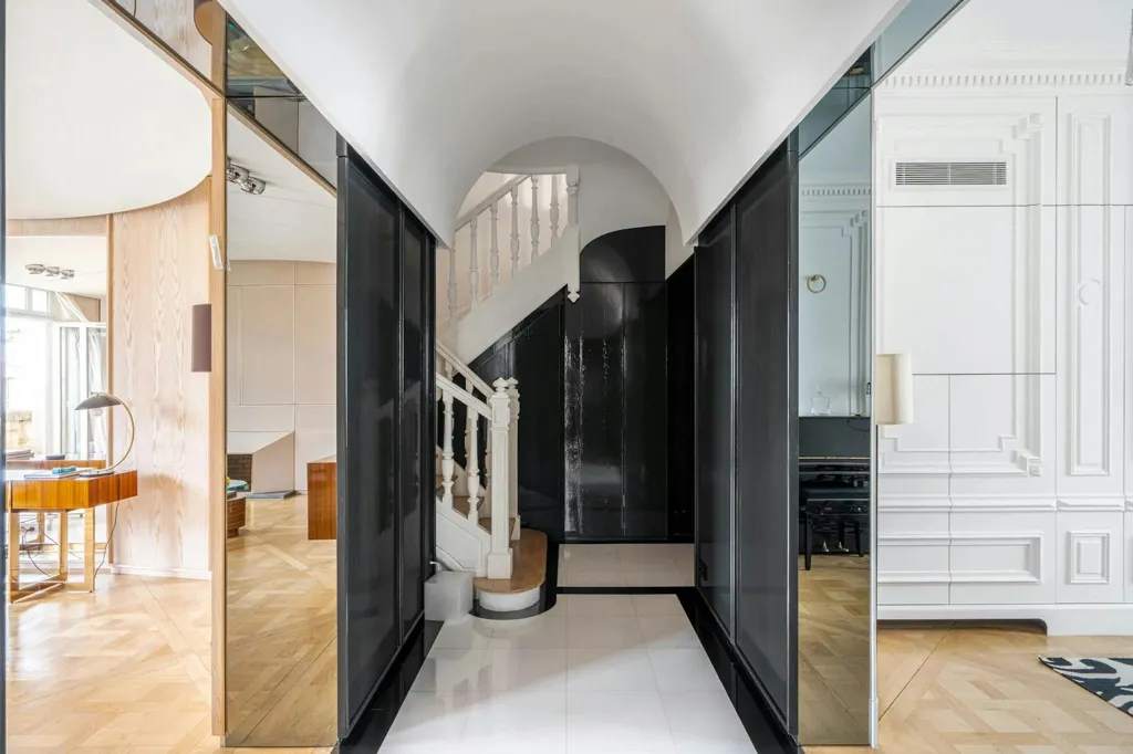 Esik - Haussmannian Penthouse with Balcony in Paris 16